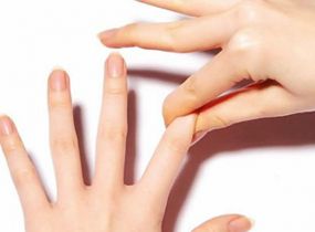造成手指关节疼痛的原因是什么 手指关节疼痛不能吃什么食物