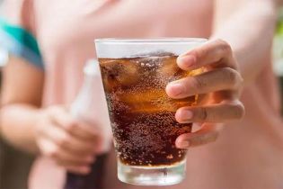 长期饮用碳酸饮料有哪些危害？