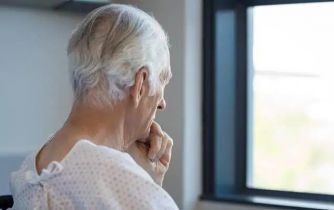 如何尽早发现阿尔茨海默病？正常衰老与阿尔茨海默症的区别？小心身边老人的异常举动可能是老年痴呆症。