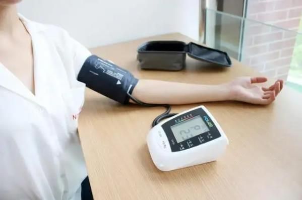  睡前血压正常值是多少？血压不正常怎么办？